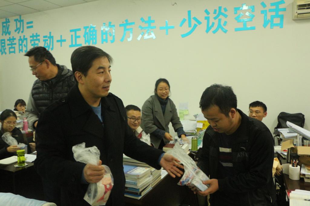 免费直播
领导慰问2018届考研学生