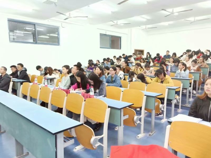 免费直播
举行第一届创业沙龙活动