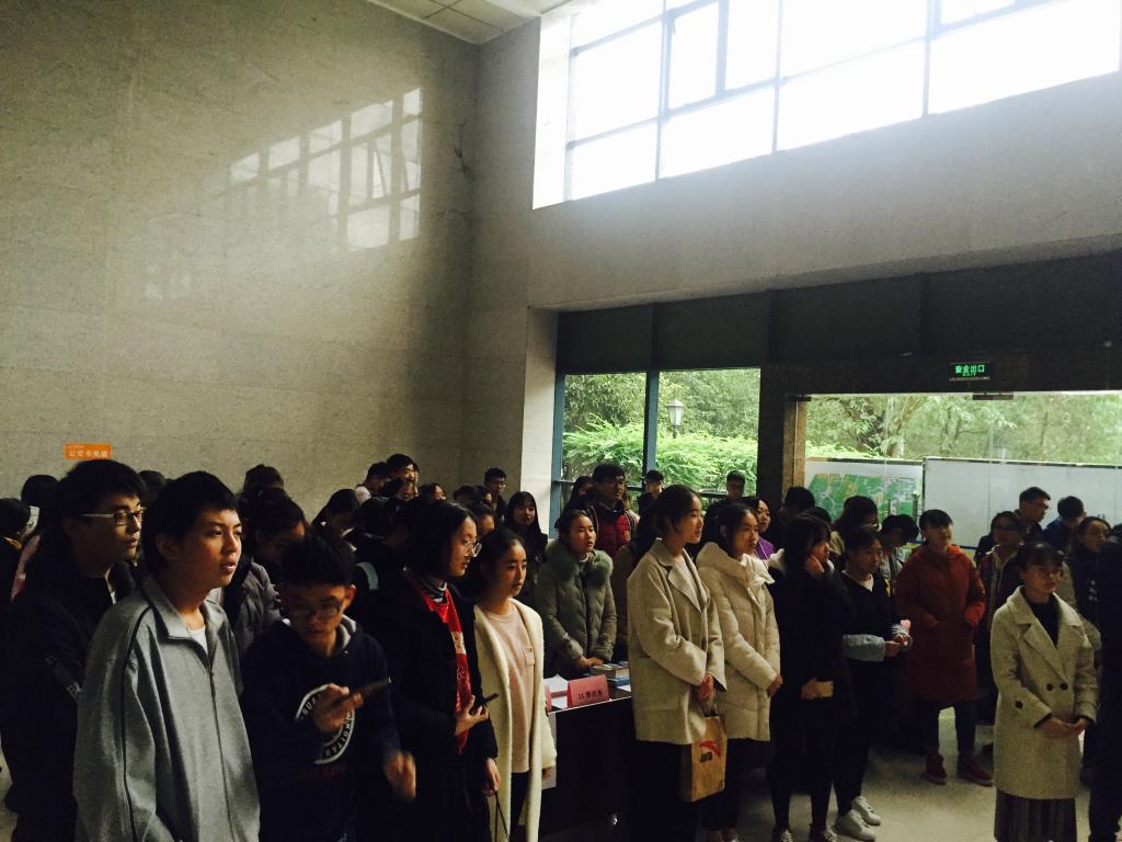 免费直播
进行2018级“一包三本”学生学风展示活动