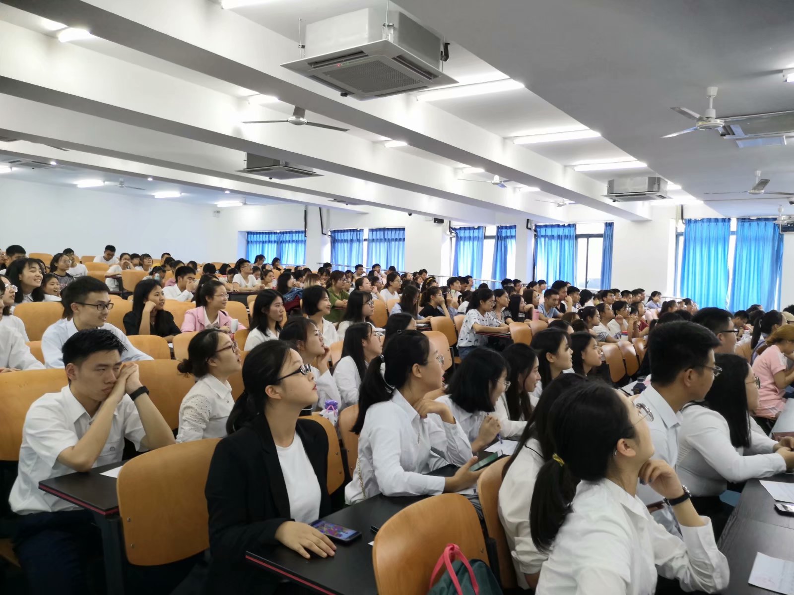 免费直播
举行2019年学生代表大会