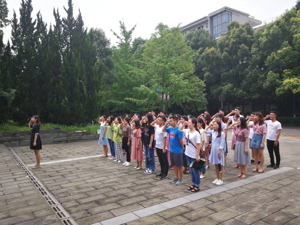 免费直播
组织毕业生党员宣誓活动